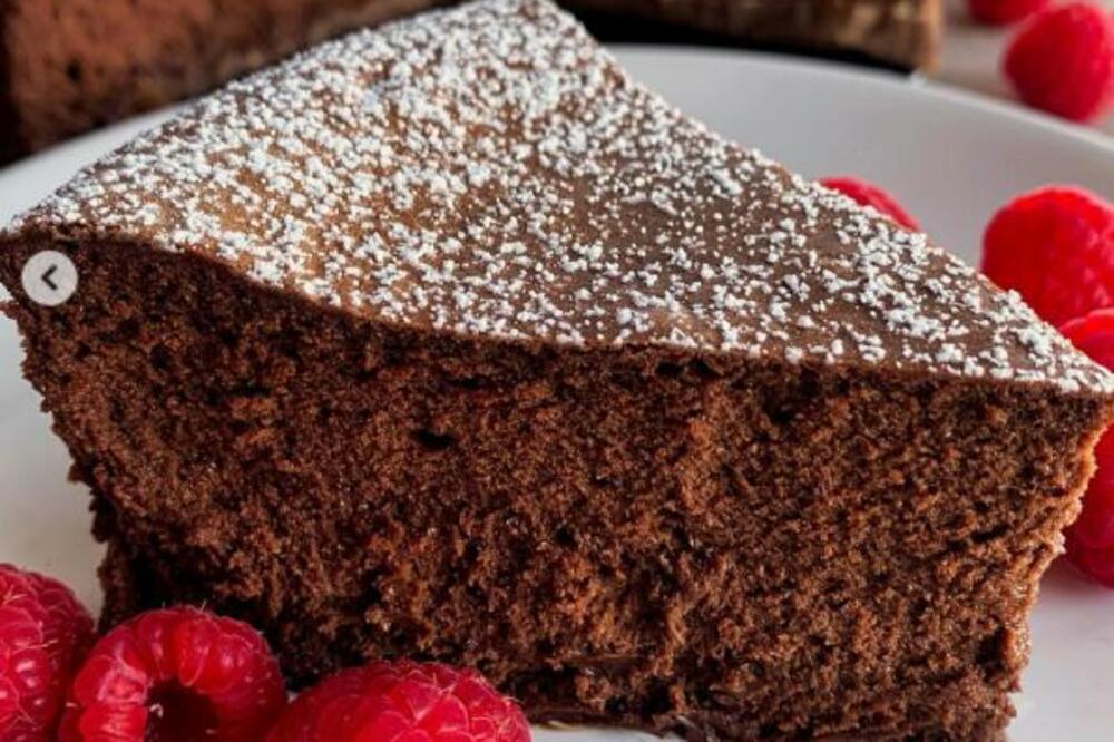 RECEPT ZA ČOKOLADNU TORTU OD SAMO ČETIRI SASTOJAKA: Domaćica podelila PRIPREMU i oduševila sve na INTERNETU