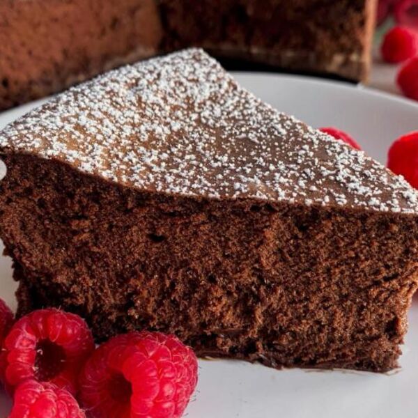 Brzinska čokoladna torta od samo 4 sastojka će vas raspametiti: Topi se u ustima, ukus prava fantazija!