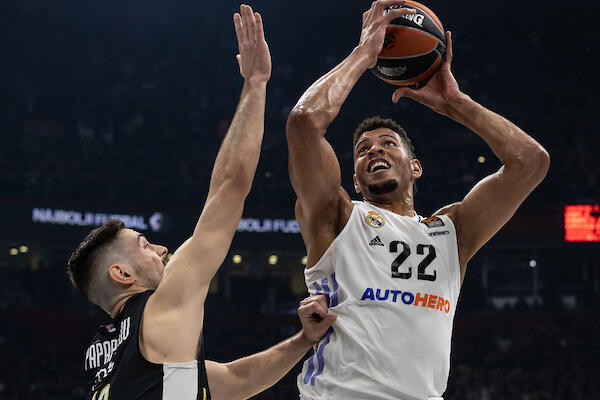 STRAŠAN IGRAČ: Tavarešova sjajna partija dovoljna za ulazak u istoriju doigravanja Evrolige! (FOTO)