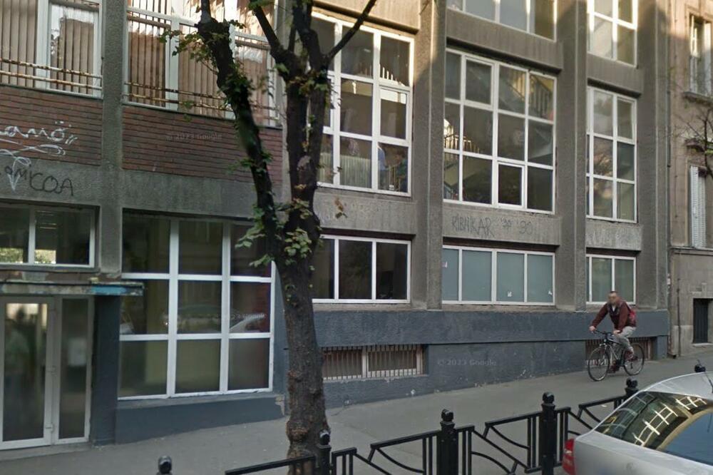 PRONAĐEN NOŽ KOD JEDNOG UČENIKA U "RIBNIKARU": Školski policajac ga našao u RANCU