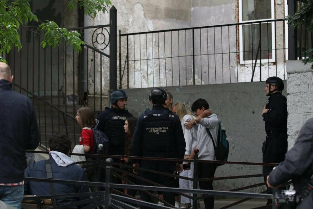 Policija ispred škole