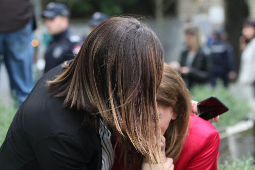 Roditelji učenika ispred OŠ 'Vladislav Ribnikar'