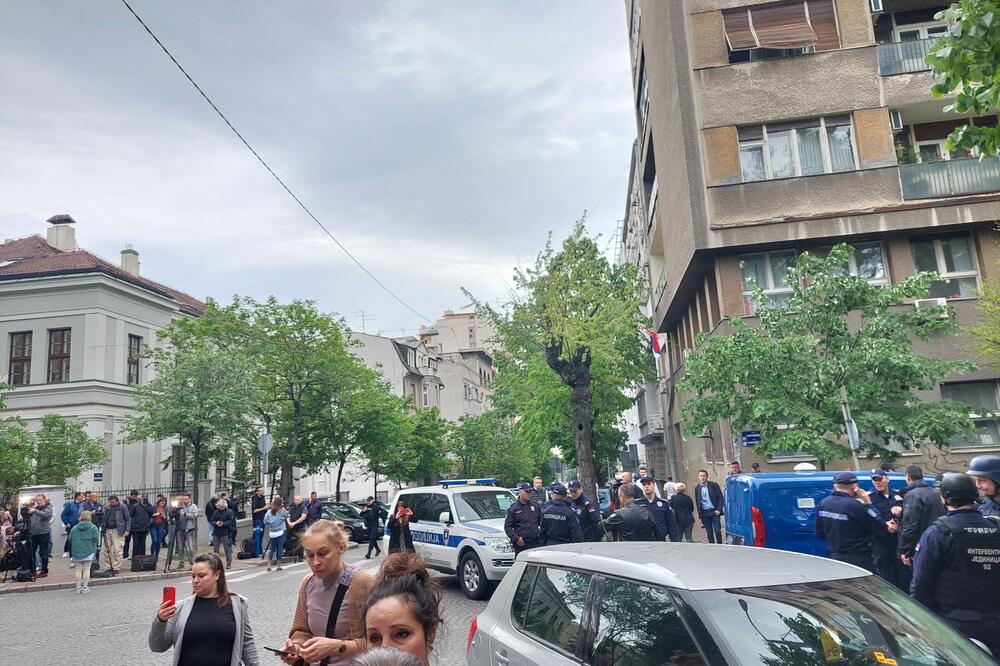 "BILI SMO NA PODU, 40 MINUTA ZAKLJUČANI U KABINETU": Izjava učenice iz Gimnazije za Espreso!