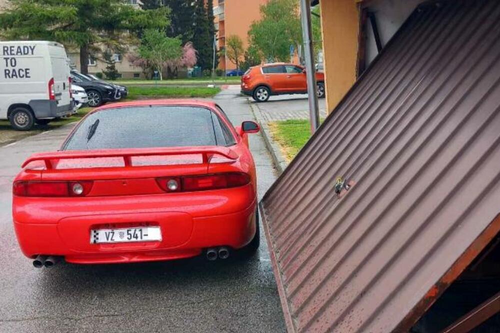 PARKIRAO MU SE ODMAH ISPRED GARAŽE, NIJE MOGAO NI DO POLA DA JE OTVORI: Zbog poteza HRAVATA gore MREŽE (FOTO)