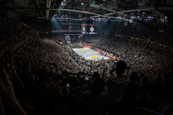 MINUT ĆUTANJA I BEZ MUZIKE U ARENI... Partizan se oglasio zbog MASAKRA na Vračaru