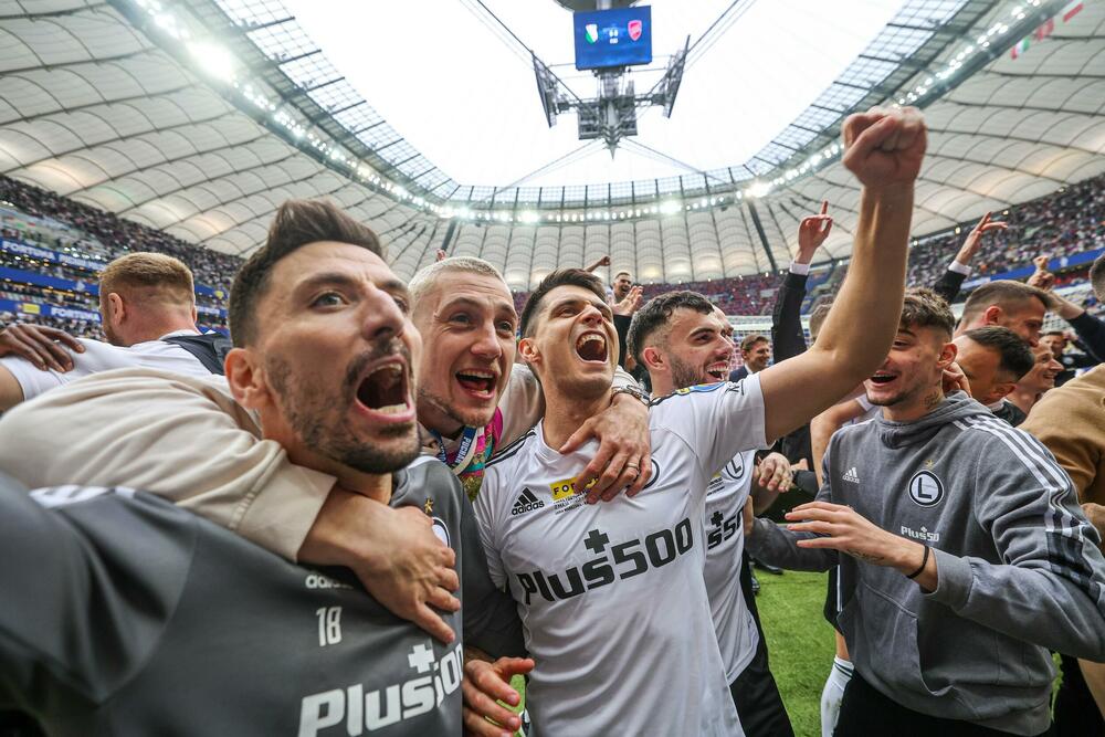 Filip Mladenović slavi osvajanje Kupa Poljske u tek završenoj sezoni