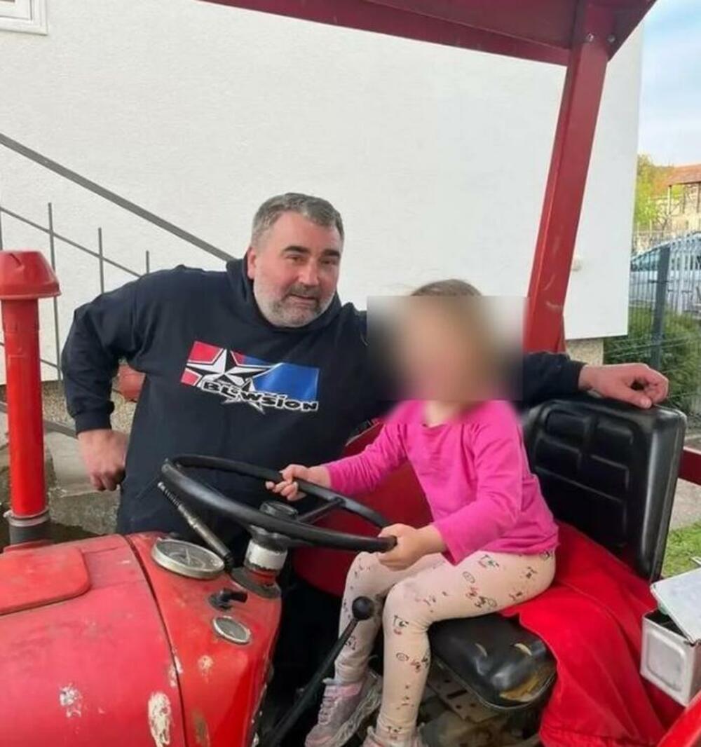 Miki ući ćerku da vozi traktor