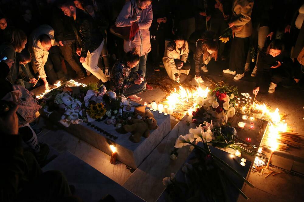 Veliki broj građana odaje počast ubijenima u školi na Vračaru