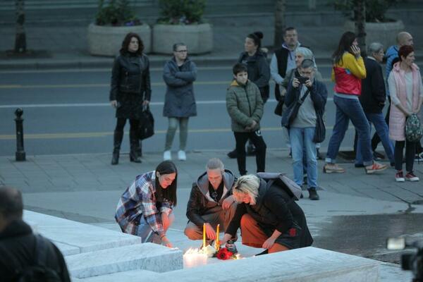 SREDNJE ŠKOLE U DOBOJU NASTAVU POČELE MINUTOM ĆUTANJA: Oprostili se od ubijenih u Beogradu, TUGA OKOVALA UČIONICE
