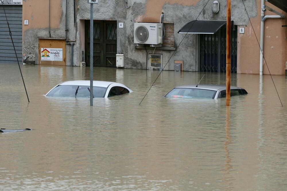 RAZORNE POPLAVE OKOVALE EVROPU,STIGLE I DO SRBIJE: Region pod VODOM,u Italiji ima ŽRTAVA, evakuisane HILJADE! FOTO