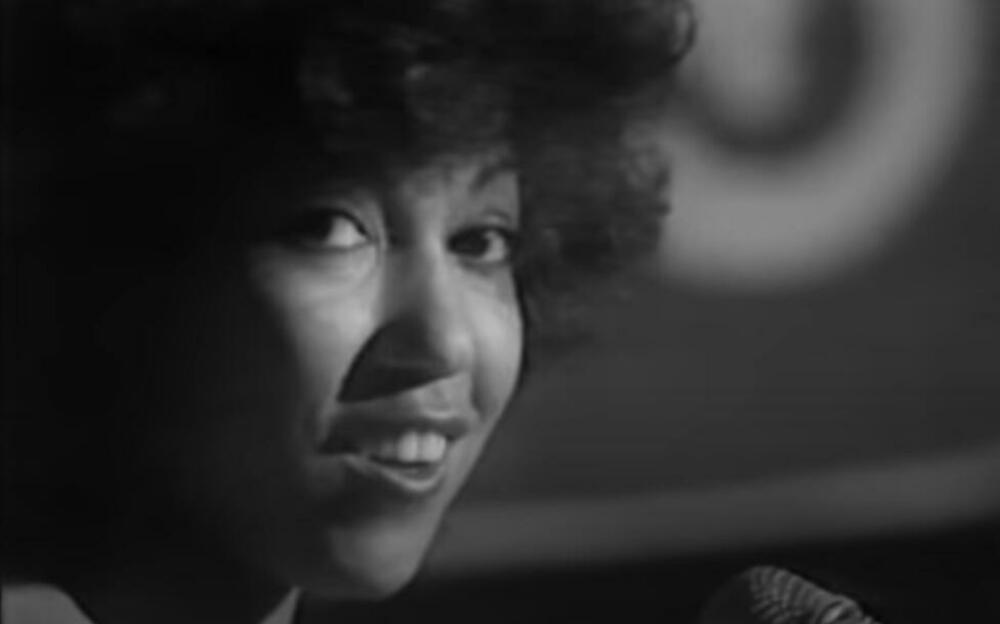 Rođena kao Linda En Frederiks u Vest Hemu u Londonu