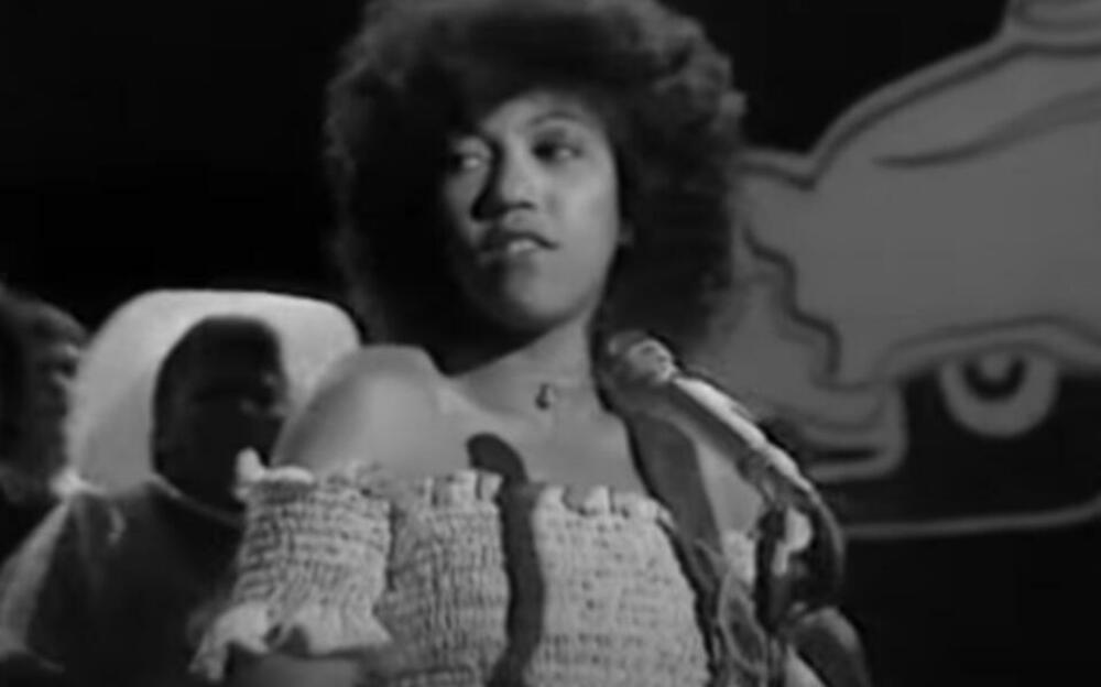 Poznata po svom vokalnom opsegu od pet oktava, samouka gitaristkinja i klavijaturista pojavila se na prvom festivalu u Glastonberiju 1970. godine