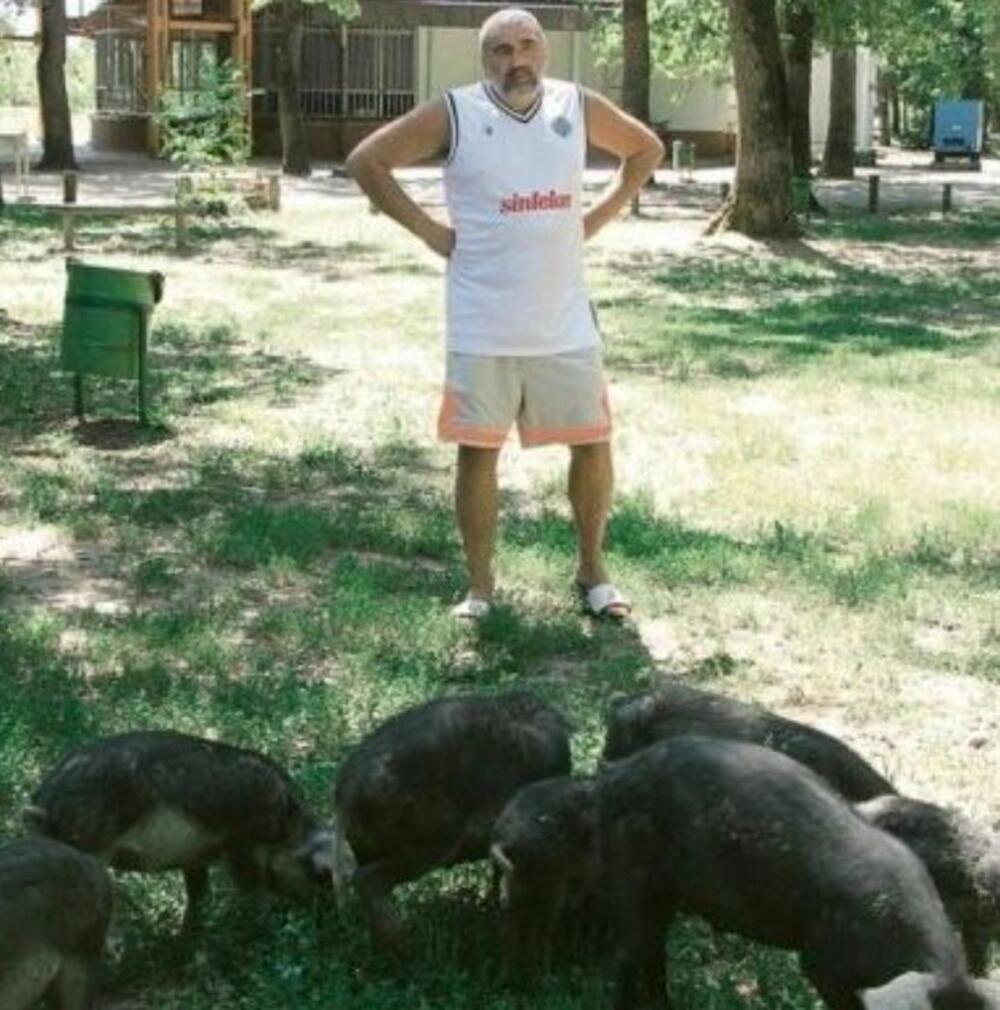 Iako je krije od očiju javnosti i retko kada govori o njoj, jednom prilikom je ispričao kako su se upoznali Angelina i on.