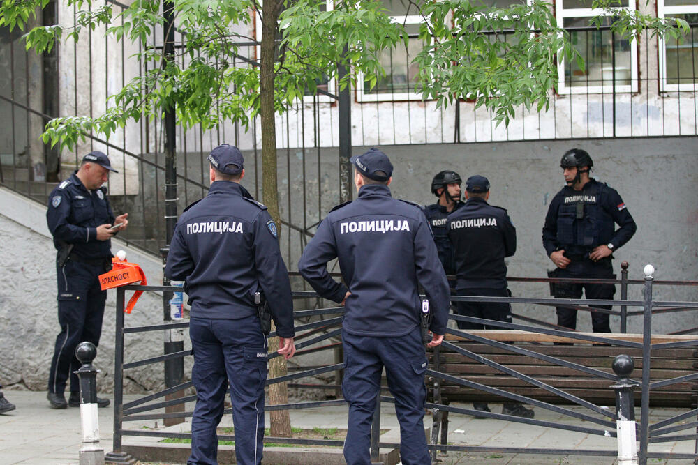 Dečko je sam pozvao policiju i rekao sta je uradio. Odmah je uhapšen, a nakon toga su privedeni i njegovi otac i majka.