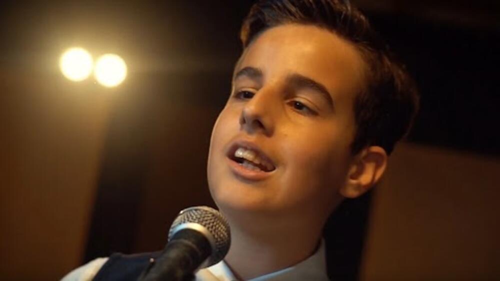 Pevao je numeru 'Pesma o malom anđelu', posvećenu Milici Rakić, koja je stradala u NATO bombardovanju 1999.