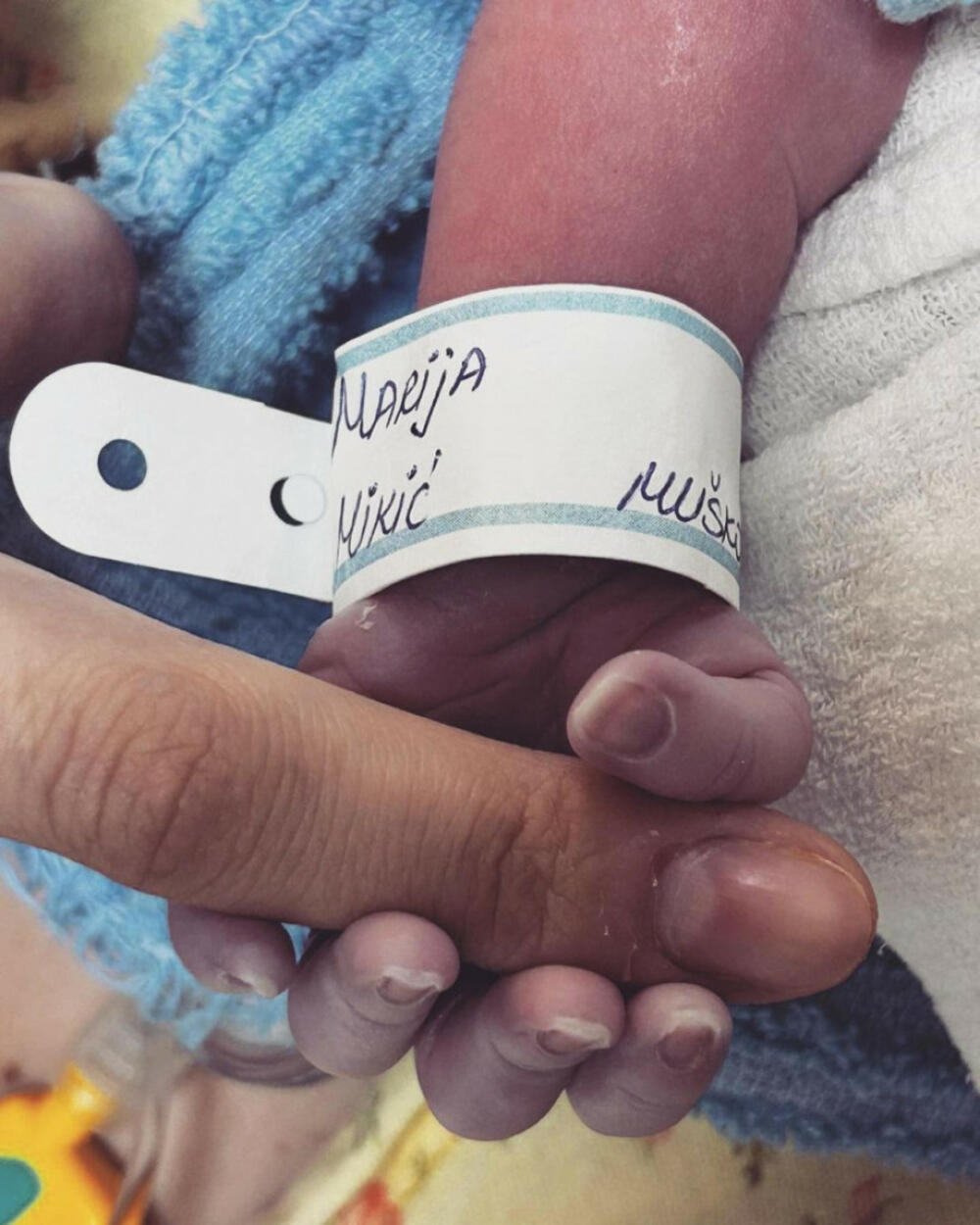 Prva fotografija sina Marije Mikić