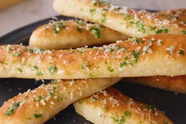 DOMAĆI SLANI ŠTAPIĆI, IDEALNI ZA JUTRO: Imaćete ukusan DORUČAK, a pripema je vrlo LAKA (RECEPT)