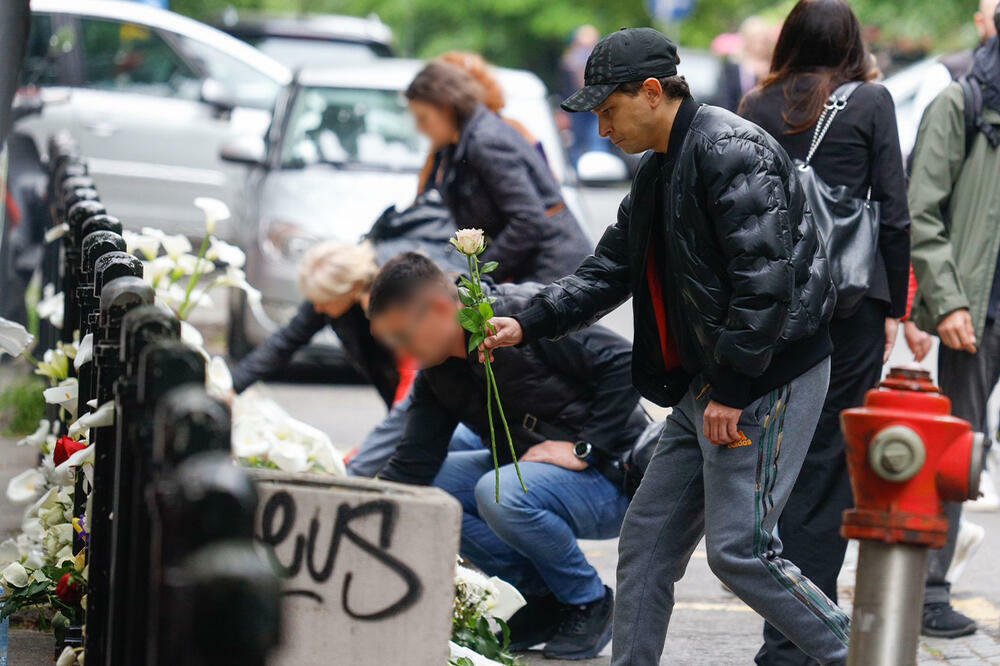POZNATI GLUMAC SA BELIM RUŽAMA DOŠAO ISPRED ŠKOLE, NA LICU MU BOL I OČAJ: Prizor isuviše potresan (FOTO)