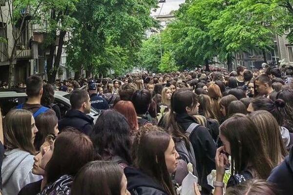 POVORKA NEZAMISLIVE TUGE: Reka građana iz svih krajeva Beograda kreće se SAMO U JEDNOM PRAVCU (FOTO/VIDEO)