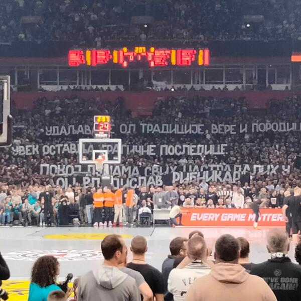 SVE U ZNAKU TRAGEDIJE: Navijači Partizana ustali i skandirali ime ubijenog čuvara OŠ "Vladislav Ribnikar" (VIDEO)