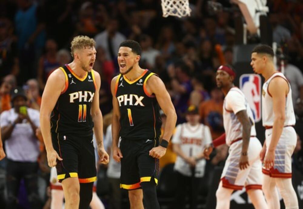 Devin Buker (1) slavi sa Džokom Lendejlom