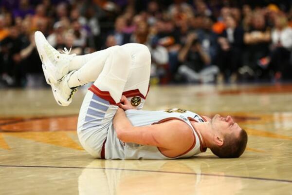 OVO NJIMA UOPŠTE NIJE FAUL?! Plej Sansa udario Jokića u MEĐUNOŽJE, Nikola pao sa bolnom grimasom... (VIDEO)