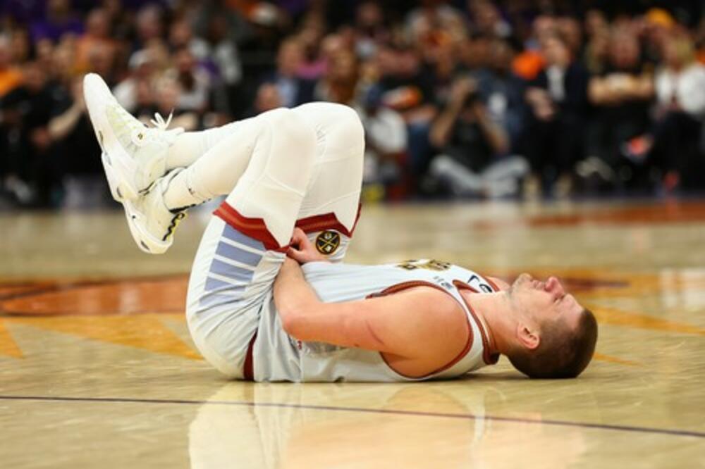 OVO NJIMA UOPŠTE NIJE FAUL?! Plej Sansa udario Jokića u MEĐUNOŽJE, Nikola pao sa bolnom grimasom... (VIDEO)