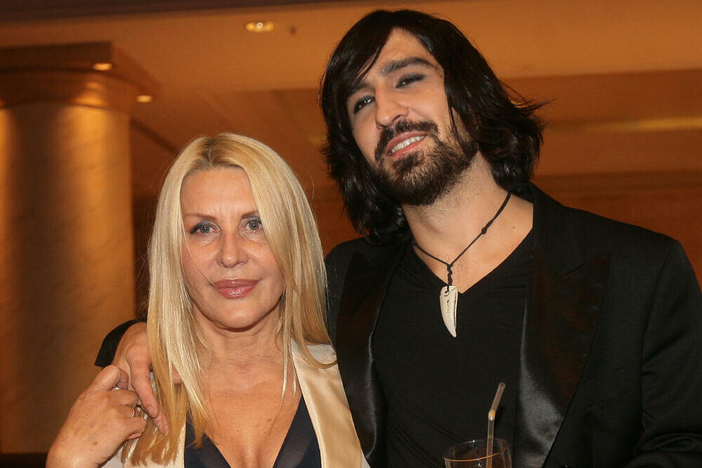 NE MOGU DA OBUZDAJU STRASTI NI U CENTRU BEOGRADA! Uhvaćeni kako RAZMENJUJU NEŽNOST na TRGU REPUBLIKE, SVE PUCA