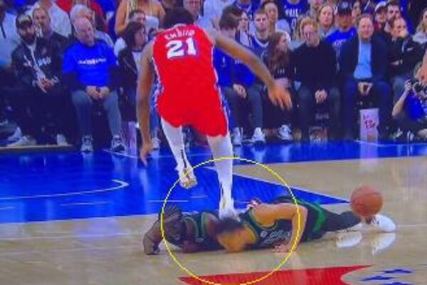 EMBID UZEO 'JOKIĆEVU' NAGRADU PA IZGUBIO: Kamerunac ZGAZIO Vilijamsa na glavu, a Boston 'zgazio' Filadelfiju! VIDEO