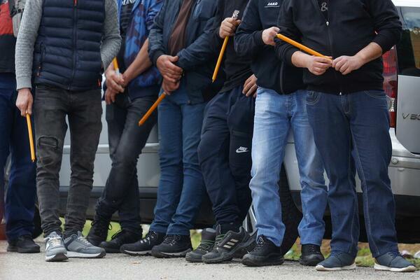 POMEN STRADALIMA NA VRAČARU I U MLADENOVCU: Obeležava se 40 dana od tragedija koje su potresle Srbiju!