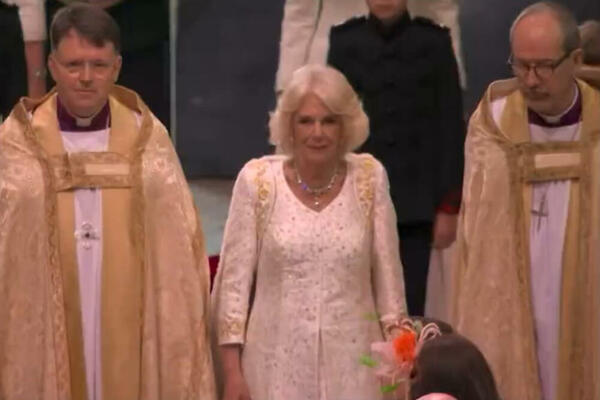CEO SVET GLEDA PRENOS KRUNISANJA SUPRUGE KRALJICE: Ne prolazi bez incidenata, ali se ona zadovoljno smeši (VIDEO)