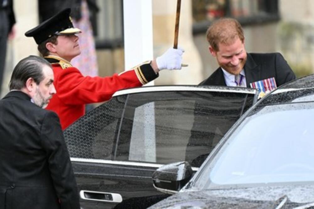 SVI BRUJE O POTEZU PRINCA HARIJA: Na krunisanju kralja uradio SAMO JEDNO (VIDEO)