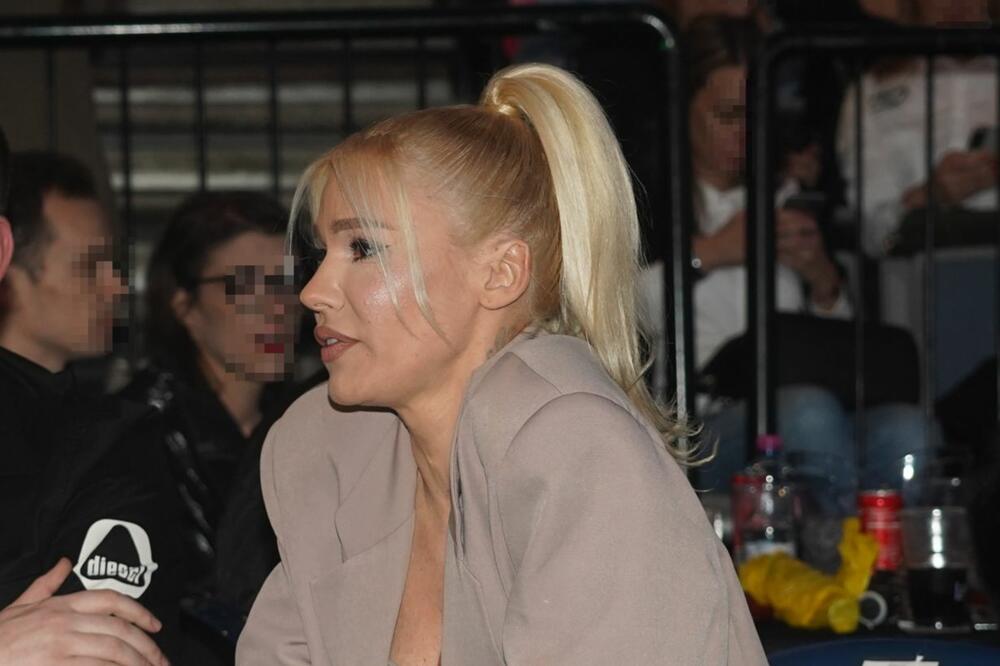 OSVANULA PRIVATNA FOTKA NATAŠE BEKVALAC IZ 1996. GODINE! Sedi na podu i gleda pravo u KAMERU: Tek da vidite LICE