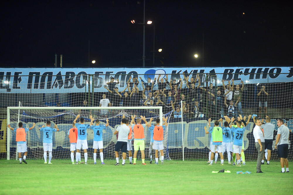 Pozdrav igrača i navijača Rade posle jedne od utakmica ove sezone
