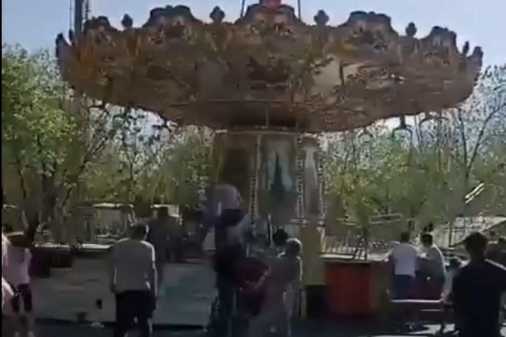 STRAVIČNA NESREĆA U RUSIJI: Ringišpil se prepolovio, povređeno 20 osoba, 2 KRITIČNO, među njima i DECA! (VIDEO)