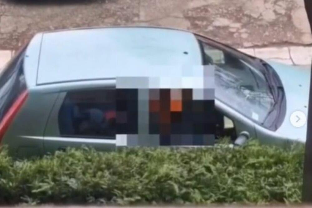 MUŠKARAC U AUTU RADI UŽASNU STVAR: I to usred bela dana, pored škole! (VIDEO)