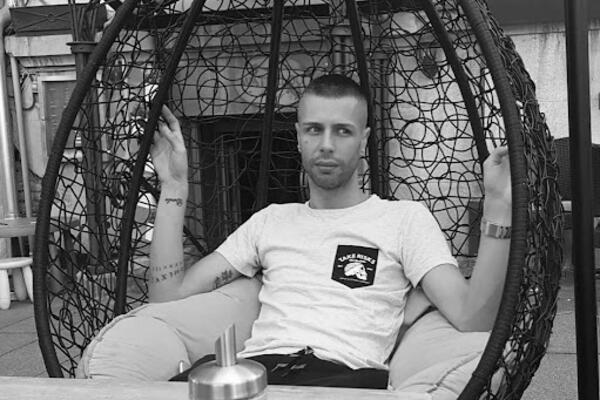 ESTRADA ZAVIJENA U CRNO: Mnogi PEVAČI se opraštaju od OVOG MLADOG ČOVEKA