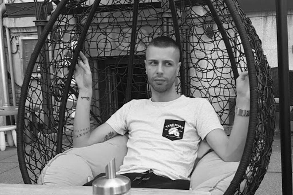 ESTRADA ZAVIJENA U CRNO: Mnogi PEVAČI se opraštaju od OVOG MLADOG ČOVEKA