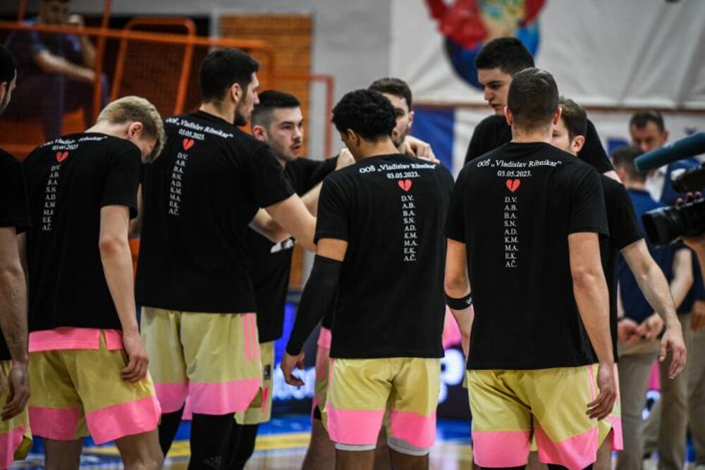 Košarkaš Mege na dirljiv način odali počast žrtvama masakra u OŠ Vladislav Ribnikar u beogradskoj opštini Vračar