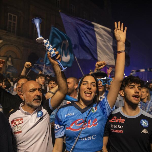 SEVNULA GU*A VRELE NAVIJAČICE! Popela se dečku na ramena samo u tangama - ozarene face muškaraca sve govore! (FOTO)