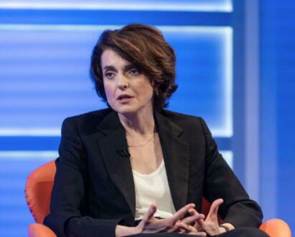 Iako izbegava da se medijski eksponira, mogu se pronaći intervjui u kojima je govorila iz ugla svoje profesije