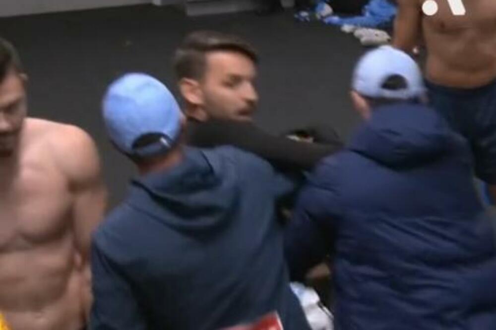 NINKOVIĆA OBEZBEĐENJE "IZNELO" IZ SVLAČIONICE: Srbin pobesneo, ušao u klinč sa trenerom! (VIDEO)