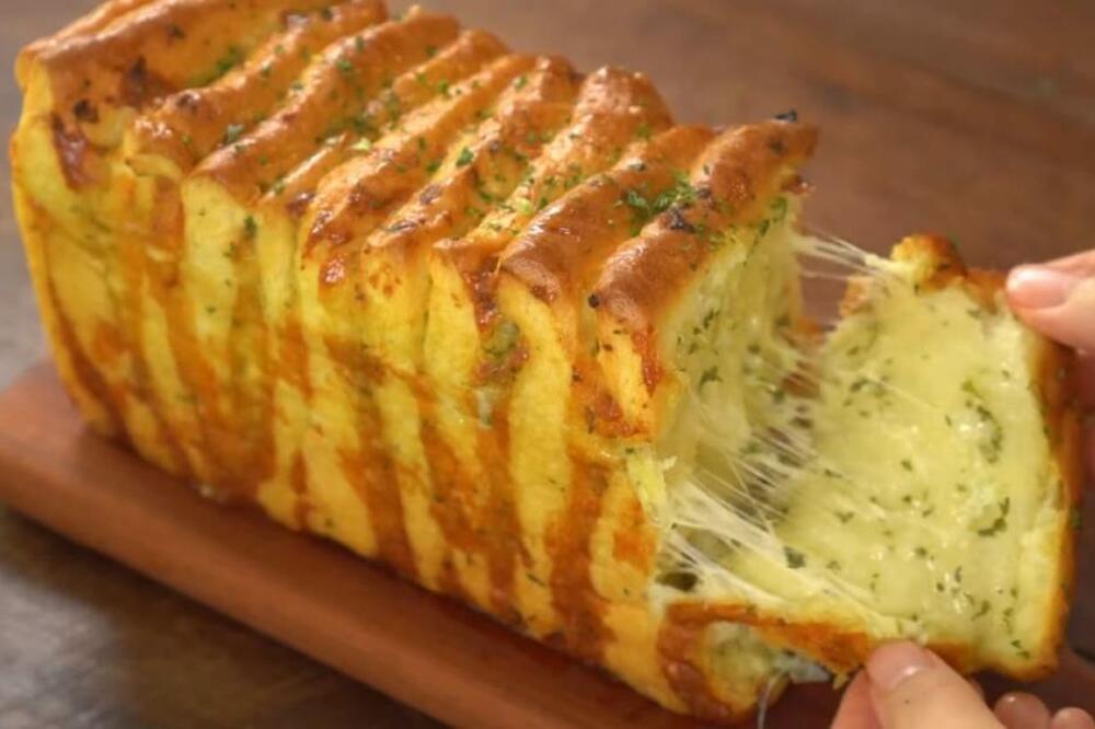 MEKANI HLEB SA BELIM LUKOM: Kriške se SAME ODVAJAJU, a evo šta ga čini da bude KAO DUŠA (RECEPT)