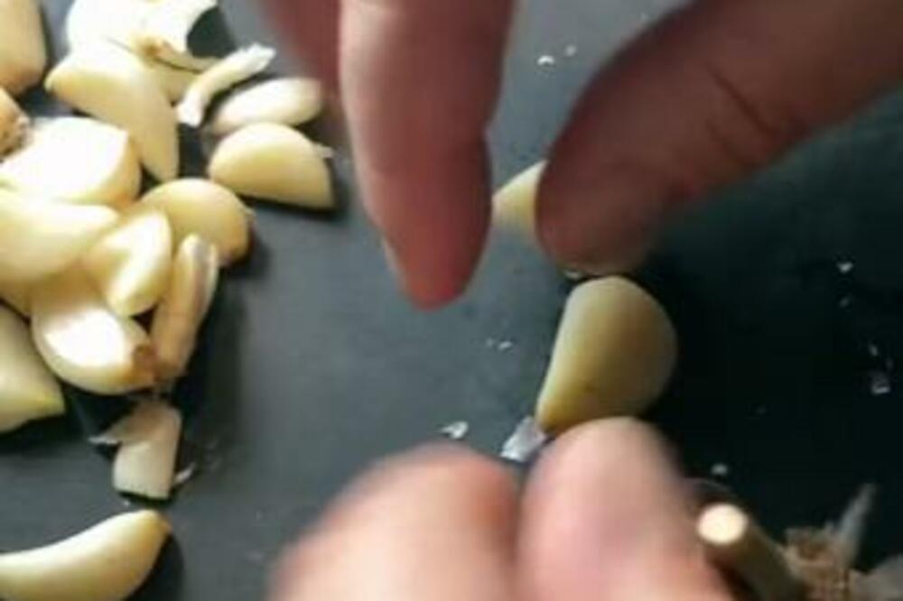 UBACILA JE BELI LUK U MIKROTALASNU RERNU NA SAMO 10 SEKUNDI: Kada vidite rezultat ODMAH ćete URADITI ISTO (VIDEO)