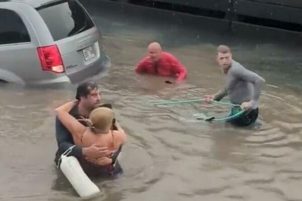 SLUŠALE SU GPS, PA UPALE U MORE: Samo je trebalo da urade 1 STVAR, ljudi GLEDAJU i NE VERUJU (VIDEO)
