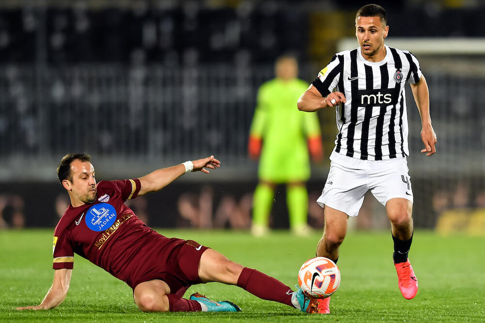 "UJEDINJENI U BOLU I TUZI" - Fudbaleri Partizana i Novog Pazara odali poštu žrtvama masovnih ubistava (FOTO)