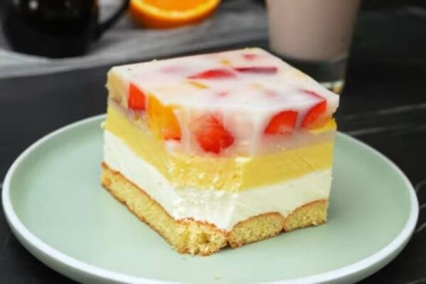 OSVEŽAVAJUĆI PROLEĆNI KOLAČ: Savršena kombinacija KREMA I VOĆA (VIDEO)