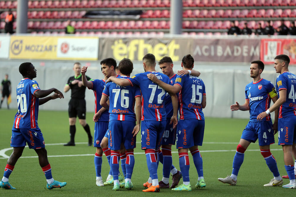 Fudbaleri Crvene zvezde na utakmici protiv Vožovca