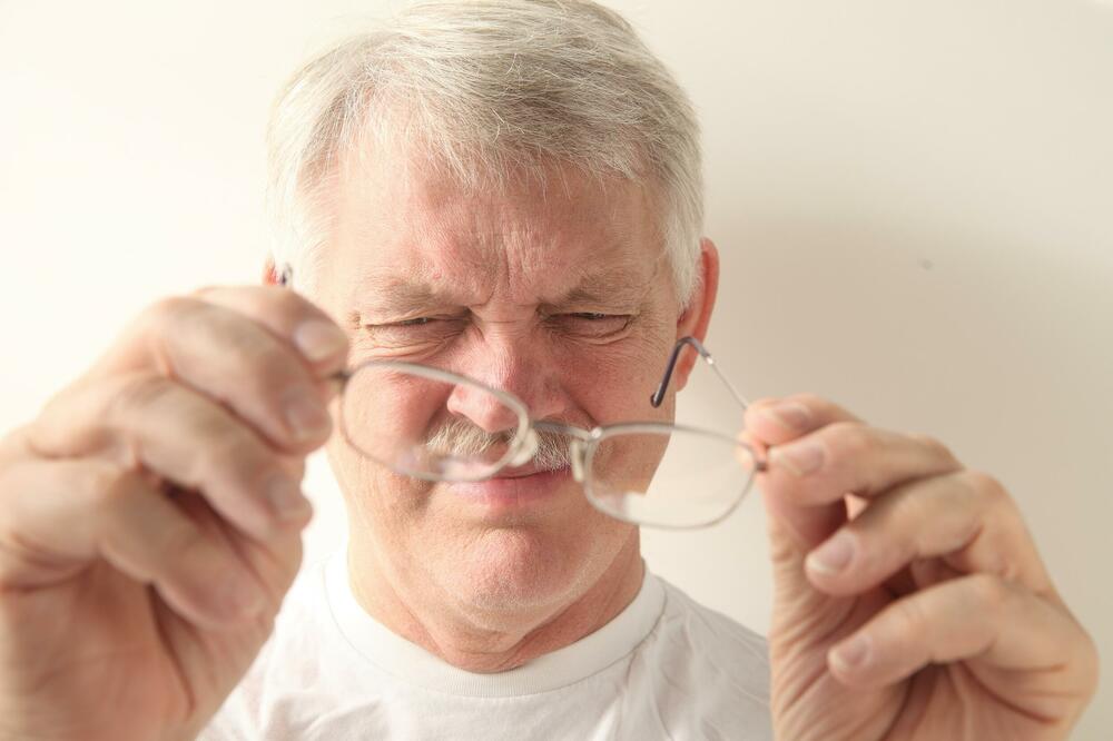 NIKAKO NE BACAJTE NAOČARE KADA IZGREBETE STAKLA: Svi koriste DETARDŽENT, a to je GREŠKA, evo kako da budu kao NOVE