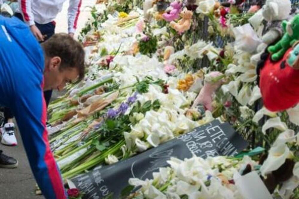 FUDBALERI ZVEZDE ODALI POČAST ŽRTVAMA IZ OŠ "VLADISLAV RIBNIKAR": Crveno-beli na čelu sa trenerom upalili sveće